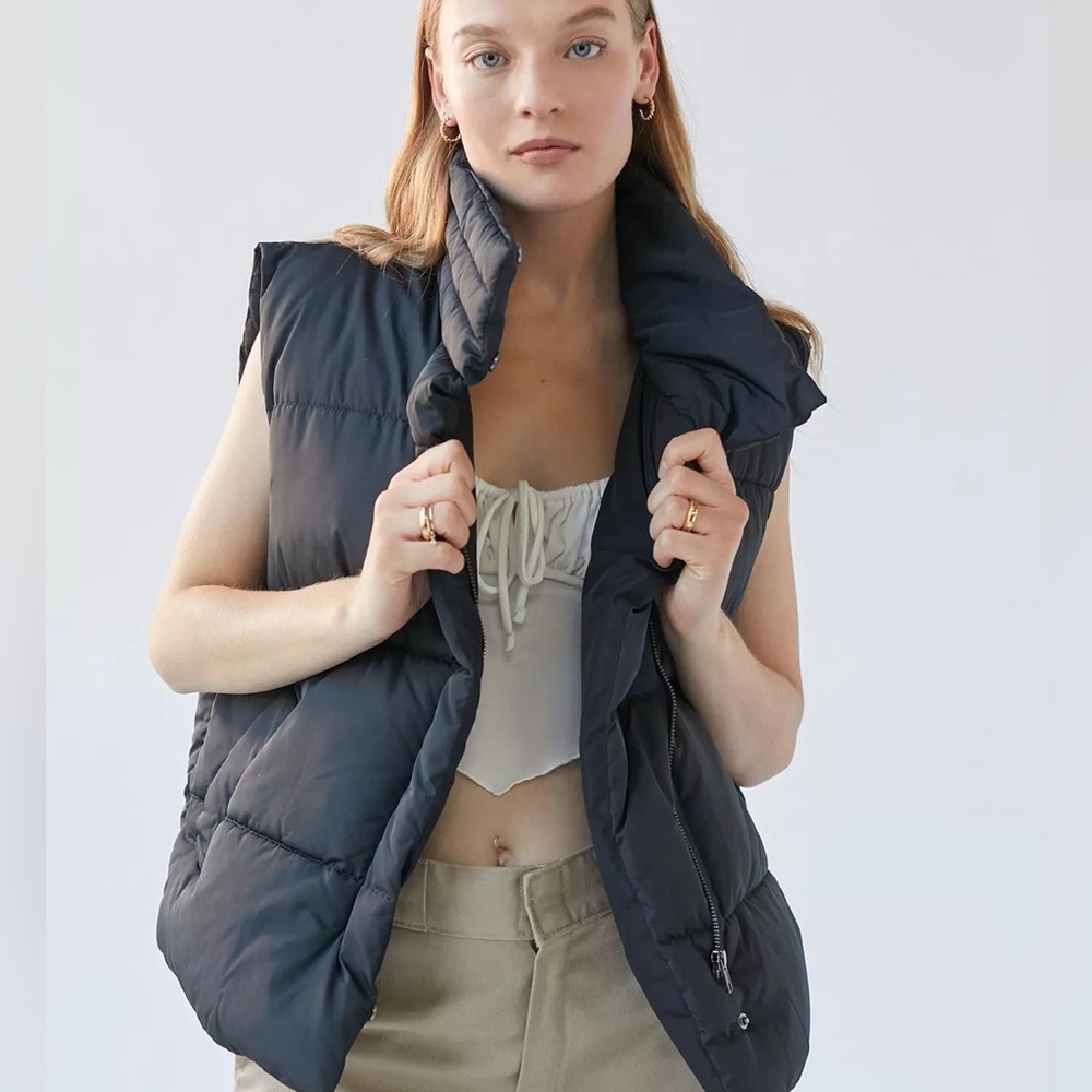Urban Outfitters BDG Corinne Puffer Vest, Black size Large